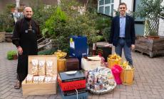 Il Comune dona alla mensa di Padre Lino i regali alimentari ricevuti