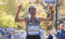 Ventenne eritreo vince la maratona di New York: è il più giovane in assoluto