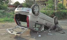 Auto impazzita centra un lampione e si ribalta