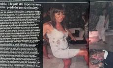 L'avvocato bacia i piedi alla pm. Polemica per una foto