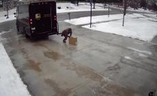 Consegne 'on ice': la tecnica di questo fattorino è diventata virale - Video