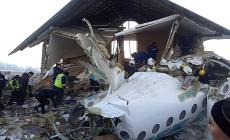 Aereo kazako si schianta: 12  morti e 60 feriti - Le foto