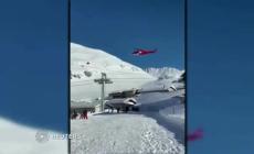 Andermatt, video: gli istanti in cui la valanga travolge gli sciatori sulla pista