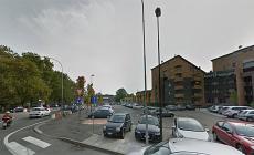 Piazzale Sicilia, scontro tra due moto. In via Gramsci ciclista investito da un'auto