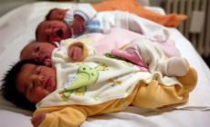 Viene al mondo in aereo, neonato accolto a Malpensa