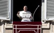 Il Papa: 'Non chattate quando siete a tavola in famiglia'