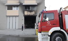 Incendio in una rimessa sopra un garage: paura a Corcagnano