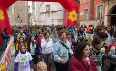 "Donne in corsa" riempie piazza Duomo: in 650 per dire no alla violenza 