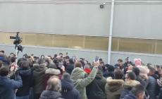 Ibrahimovic è arrivato a Milano,  tifosi in delirio a Linate - Video
