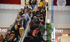 E' 'malata' di shopping compulsivo: Il giudice le toglie i soldi