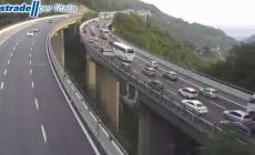 Auto in fiamme in galleria: 5 chilometri di coda in A26 a Genova 