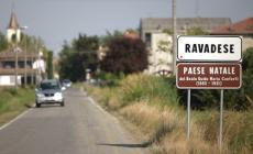 Distrae il proprietario mentre il complice ruba in casa 