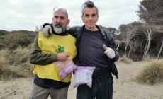 Piero Pelù pulisce la spiaggia di Feniglia: 'E' solo la prima tappa' - Video 