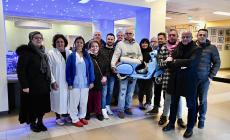 La Vecchina porta una Vespa elettrica ai bimbi dell'Oncoematologia