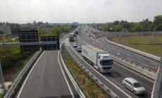 Incidente in A15: ha un malore e finisce con l'auto contro un camion,  è grave