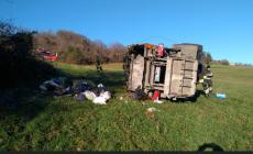 Camion rifiuti ribaltato - Foto 