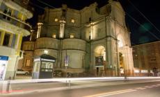 Aggredita in strada, i testimoni tagliano la corda