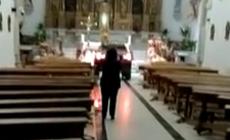 Automobilista &laquo;posseduto&raquo; entra in chiesa con il suv e scatena il caos  - Video