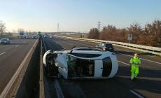 Pauroso scontro in A1: una delle auto si ribalta Foto