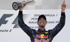 Pazzo Gp in Malesia, vincono Ricciardo, i ritiri e le polemiche 