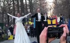 In attesa della partenza.... banda e trampolieri - Video
