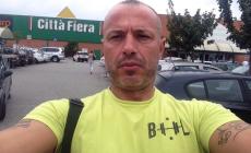 Sbanda e finisce contro un muro di cinta: muore un 46enne parmigiano