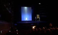 Agata intona l'Inno di Mameli, tutto il Regio in coro - Video