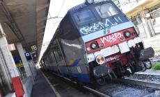 Tradita mette volantini dell'ex su treno