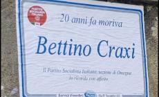 Craxi, manifesti funebri a Omegna