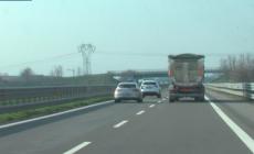 Drammatico incidente sulla A15: camion si ribalta