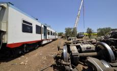 Scontro tra treni in Puglia: le drammatiche foto della ricerca dei dispersi