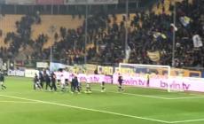 La Curva Nord festeggia il Parma - Video