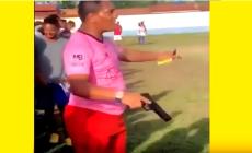 Tifosi scatenati in Messico e l'arbitro tira fuori la pistola - Video 