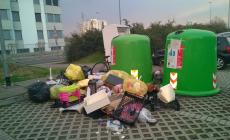 Via Spadolini? Una "discarica" dove spuntano bidet e divani