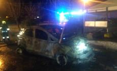Auto distrutta dalle fiamme a Vignale. Indagini in corso