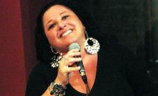 Michela Tedeschi canta nel chiosco del Parco ducale