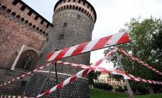 Tegole e frammenti giù dal Castello Sforzesco 