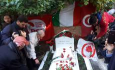 Hammamet, in centinaia sulla tomba di Craxi