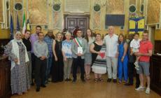 Il sindaco consegna la costituzione ai nuovi italiani