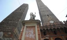 Ripulita la statua di San Petronio