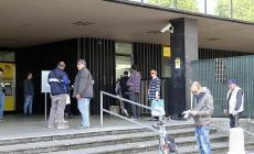 In fila per ritirare la raccomandata