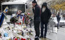 Gli 'Eagles of Death Metal' cantano a Parigi: ospiti, i sopravvissuti del Bataclan