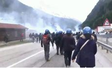 Brennero, manifestanti attaccano polizia