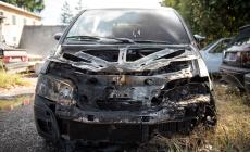 Due auto date alle fiamme nella zona di via Volturno 