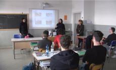Quei prof in divisa: Polizia municipale in classe per le lezioni di sicurezza stradale - Video
