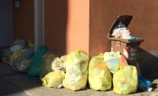 Rifiuti vari in piazzale Chaplin