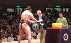 Del Parmigiano per premiare il più grande lottatore di sumo