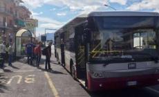 Bus diversi per migranti e studenti. La decisione-choc di un sindaco del Savonese
