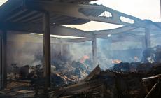 Le fiamme distruggono un fienile e oltre 500 balloni