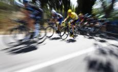 Scontro con una moto, Froome cade e corre verso il traguardo